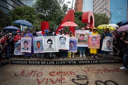 Los padres de los 43 estudiantes de la normal rural Raúl Isidro Burgos de Ayotzinapa, se detuvieron en el anti momumento ubicado sobre la avenida Paseo de la Reforma, e hicieron un pase de lista nombrando a cada uno de sus hijos. “Los seguimos buscando”, han asegurado. 