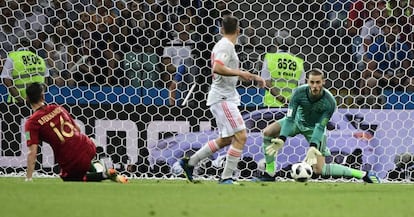 David De Gea (d) no para el tiro de Cristiano Ronaldo.