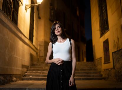 La escritora Lara Moreno, en 2020 en una de las calles del barrio de La Latina, donde se ubica su novela 'La ciudad'.