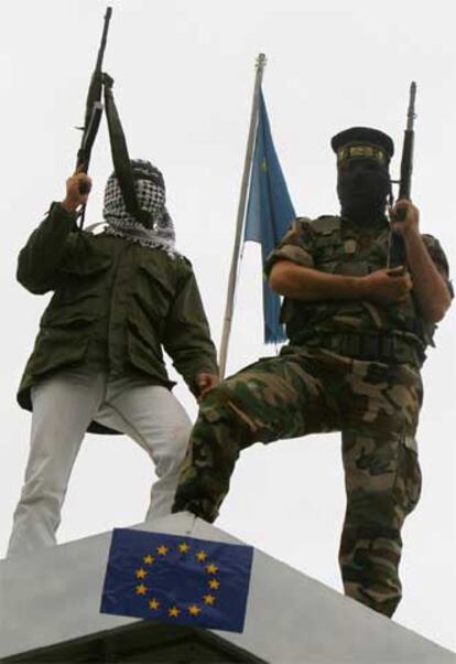 Dos milicianos palestinos vinculados a Al Fatah (izquierda) y a la Yihad Islámica, en el techo de la representación de la UE.