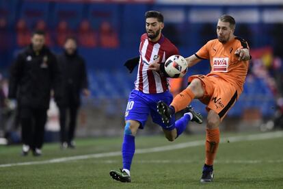 Yannick Ferreira Carrasco disputa un balón con Florian Lejeune.