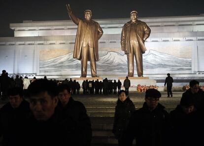 Ciudadanos norcoreanos abandonan el monumento de Mansu Hill tras los actos de conmemoración al fallecido líder Kim Jong Il. 
