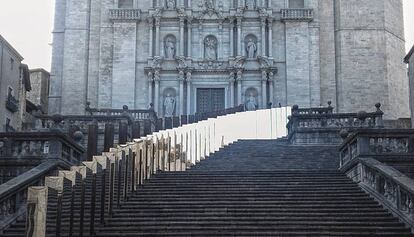 Miralls de la controvertida instal&middot;laci&oacute; que hi ha a l&#039;escalinata de la catedral de Girona.