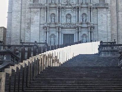 Miralls de la controvertida instal·lació que hi ha a l'escalinata de la catedral de Girona.