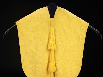 Una capa tejida con seda de araña, el colmo del lujo