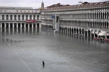 La plaza de San Marcos inundada tras la marea alta conocida como 'acqua alta', en Venecia. 