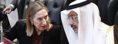  La ministra de Fomento, Ana Pasto conversa con el ministro de Transportes de Arabia Saud&iacute;, Jubara Al Suraisry, durante una reuni&oacute;n del  consorcio espa&ntilde;ol que construye el AVE La Meca-Medina.