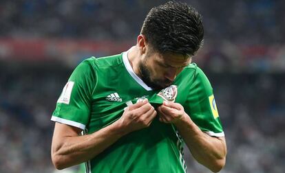 El delantero Oribe Peralta besa el escudo de su selección