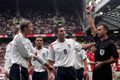 Medina Cantalejo muestra la segunda tarjeta a Beckham y le expulsa en Manchester.
