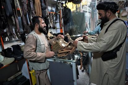 Un talibán compra una nueva funda para su pistola en el conocido como Busk Market de Kabul, que en los últimos días ha sido rebautizado como Bazar de los Muyahidines, que es como a partir de ahora va a ser conocido bajo el Emiratos Islámico de Afganistán, el 20 de septiembre.