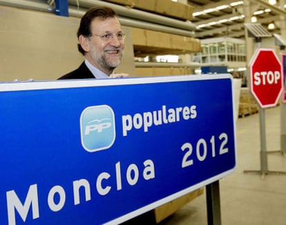 Mariano Rajoy, durante la visita que ha realizado a las instalaciones de Señalizaciones Villar, en el polígono industrial de Soria.