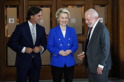 Desde la izquierda, Luis Lacalle Pou, presidente de Uruguay; Ursula von der Leyen, presidenta de la Comisin Europea, y Luiz Incio Lula da Silva, presidente de Brasil, en la cumbre de Mercosur en Montevideo, este viernes.