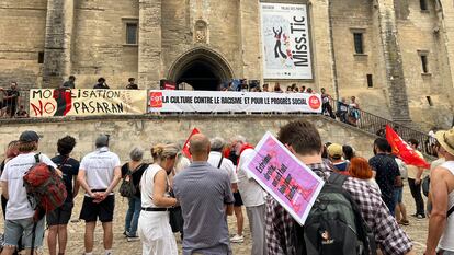 Concentración el pasado sábado, jornada de reflexión en Francia, en el Palacio de los Papas durante el festival de Aviñón bajo el lema "No pasarán", y en defensa de los derechos sociales del sector.