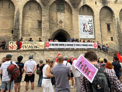 Concentración el pasado sábado, jornada de reflexión en Francia, en el Palacio de los Papas durante el festival de Aviñón bajo el lema "No pasarán", y en defensa de los derechos sociales del sector.