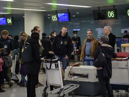 Diplomáticos extranjeros y sus familias en el aeropuerto de Pyongyang para tomar el vuelo a Vladivostok