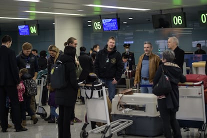 Diplomáticos extranjeros y sus familias en el aeropuerto de Pyongyang para tomar el vuelo a Vladivostok