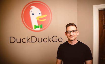 El fundador del buscador DuckDuckGo, Gabriel Weinberg, junto al logo de la compañía.