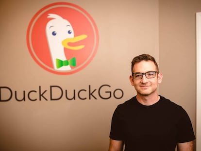 El fundador del buscador DuckDuckGo, Gabriel Weinberg, junto al logo de la compañía.