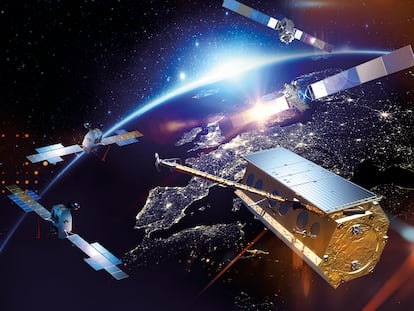 En primer término, el satélite PAZ, dedicado a observación de la Tierra, los otros dos son SpainSat y XTAR-EU, que serán sustituidos por SpainSat NG y SpainSat NG II.