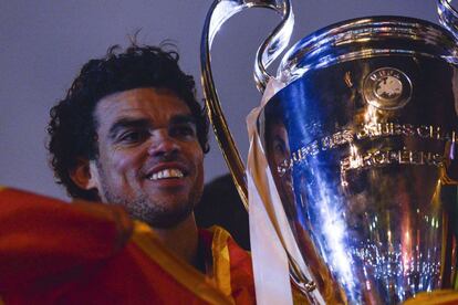 El defensa del Real Madrid Pepe, fotografiado junto a la copa en el autob&uacute;s descapotable. 