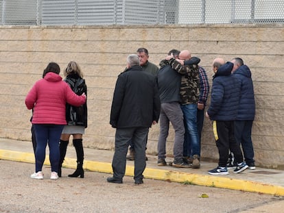 El padre de las niñas fallecidas (chaqueta azul marino) se abraza en la entrada del cuartel de la Guardia Civil.