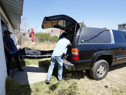 The body of Armando Pérez Luna, PAN candidate for mayor of Maravatío, being placed in the hearse on February 27.