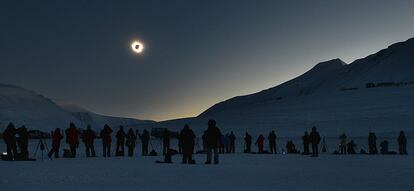 Vista del eclipse solar en el archipiélago de Svalbard (Noruega).