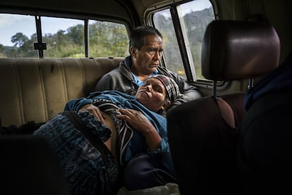 Minga y su marido se dirigen al hospital. Ella llevaba 20 horas de parto en casa con la ayuda de una partera tradicional, pero cuando se vio sin fuerzas y sangrando no le quedó más remedio que salir hacia el centro de salud, a pesar del miedo a los costes que esto supondrá.  