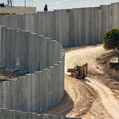 En la imagen, los trabajos del polémico muro de separación en Cisjordania.