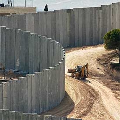 En la imagen, los trabajos del polémico muro de separación en Cisjordania.