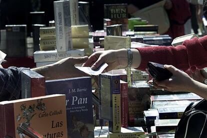 La ley fija que el descuento máximo a aplicar en la compra de un libro es del 5%.