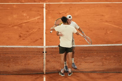 Alcaraz y Paul se saludan al término del partido.