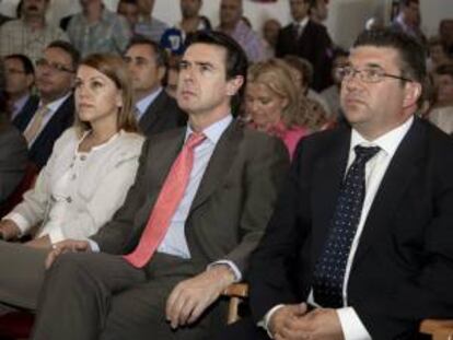 La presidenta de Castilla-La Mancha, María Dolores de Cospedal, junto al ministro de Industria, José Manuel Soria (2d), y el alcalde de Villar de Cañas, José María Sáiz (d).