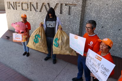 Activistas se manifiestan para mostrar su rechazo a la Ley Infonavit, en Ciudad de México, el 30 de enero.