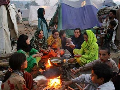 Familias paquistaníes víctimas del terremoto, en un campo de refugiados de Muzaffarabad.