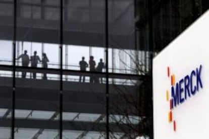 Merck, que atribuyó las menores ventas a la pérdida de las patentes exclusivas de algunos medicamentos, mantuvo también sus previsiones de beneficios para el ejercicio 2014 en el rango de 2,15-2,47 dólares por acción incluyendo ajustes. EFE/Archivo