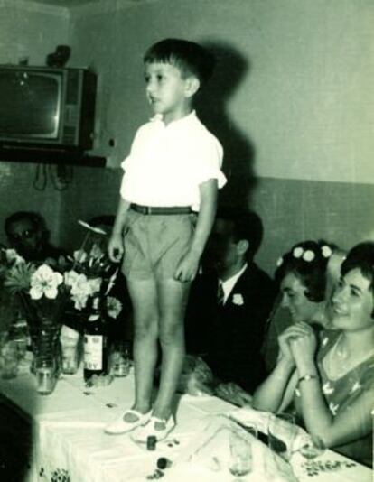 Alegre de niño cantando en una boda.