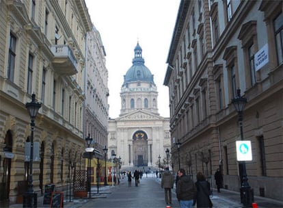Vista de la Basílica de San Esteban desde la amplia avenida de Zrinyi utca