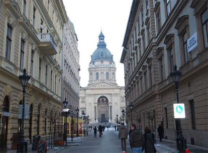 Vista de la Basílica de San Esteban desde la amplia avenida de Zrinyi utca