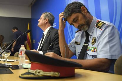 Josep Lluis Trapero, mayor de los Mossos, junto al consejero de Interior Joaquim Forn el jueves pasado.