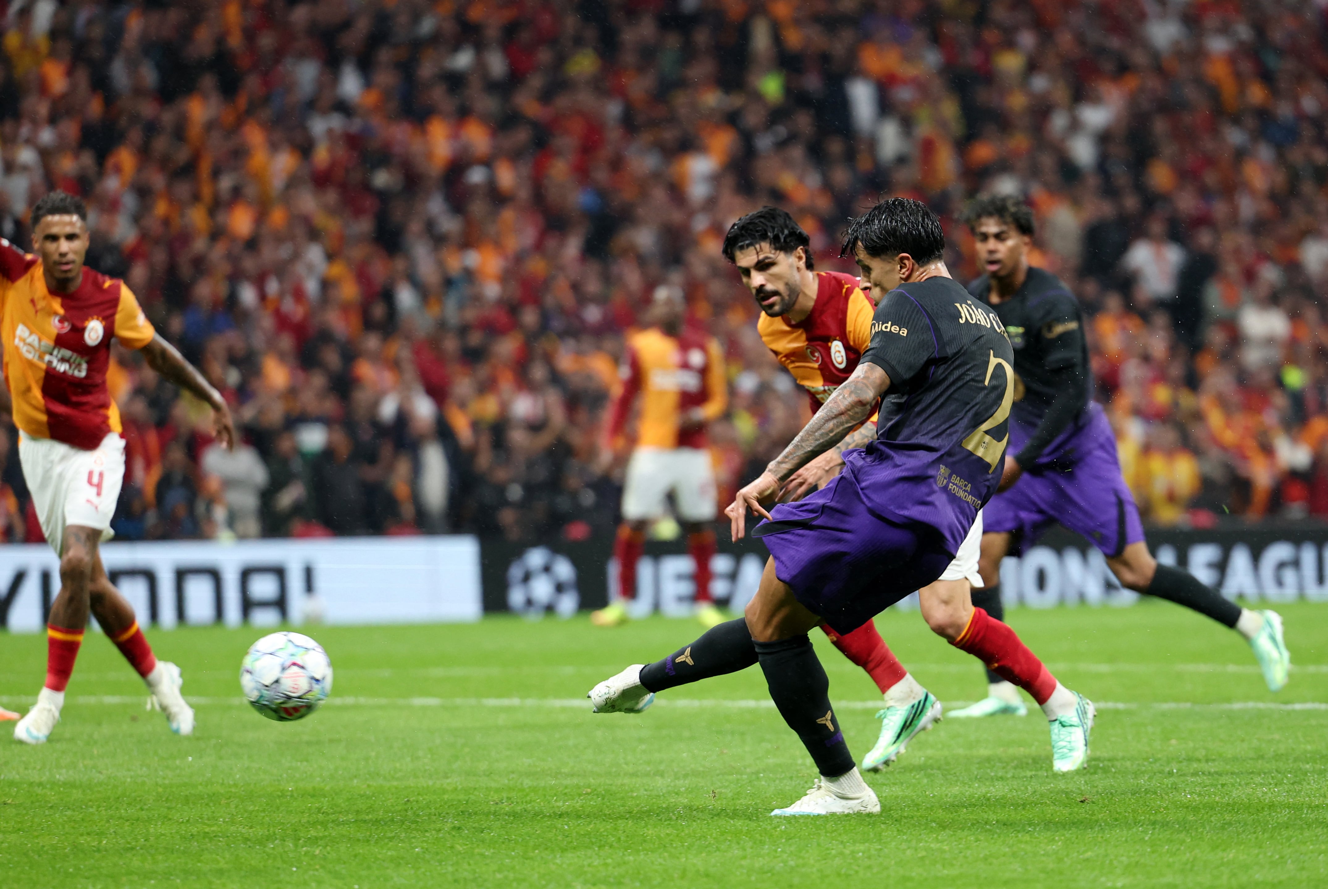 Galatasaray - Barcelona en directo | Cancelo iguala la contienda antes del descanso