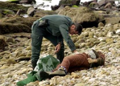 El suceso se ha producido a primera hora de la mañana cuando la embarcación chocó contra una zona rocosa y varios de sus ocupantes cayeron al agua. Los inmigrantes fueron rescatados porque las autoridades habían avistado la patera una hora y media antes y se dio aviso al Servicio Marítimo y a las patrullas territoriales.