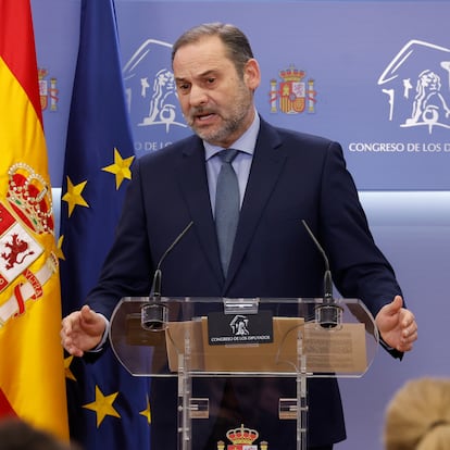 MADRID, 19/12/2024.-El exministro de Transportes Jos Luis ?balos, este jueves durante una rueda de prensa en el Congreso de los Diputados. El exministro ha denunciado a la Guardia Civil ante la Fiscala General del Estado por interceptar un sobre que iba a dirigido a l a pesar de estar aforado por su condicin de diputado.-EFE/ Javier Lizn
