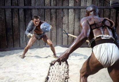 Fotograma de la película 'Espartaco', donde Kirk Douglas se enfrenta a otro gladiador.