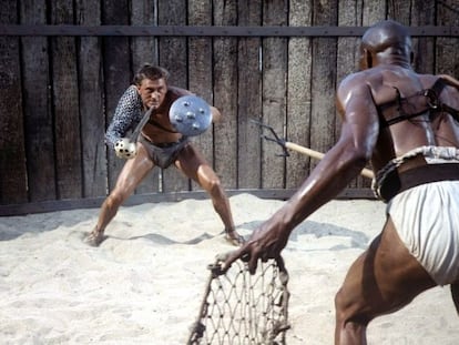 Fotograma de la película 'Espartaco', donde Kirk Douglas se enfrenta a otro gladiador.