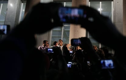 Rafael Correa, despidiéndose de sus compatriotas en las escaleras de la Facultad de Medicina de la Universidad Complutense de Madrid. El acto se ha trasladado al exterior al verse desbordado el auditorio de la Facultad.