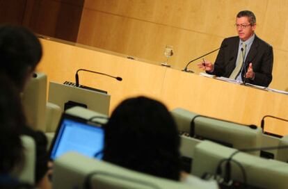 El alcalde, Alberto Ruiz Gallardón, durante la rueda de prensa.