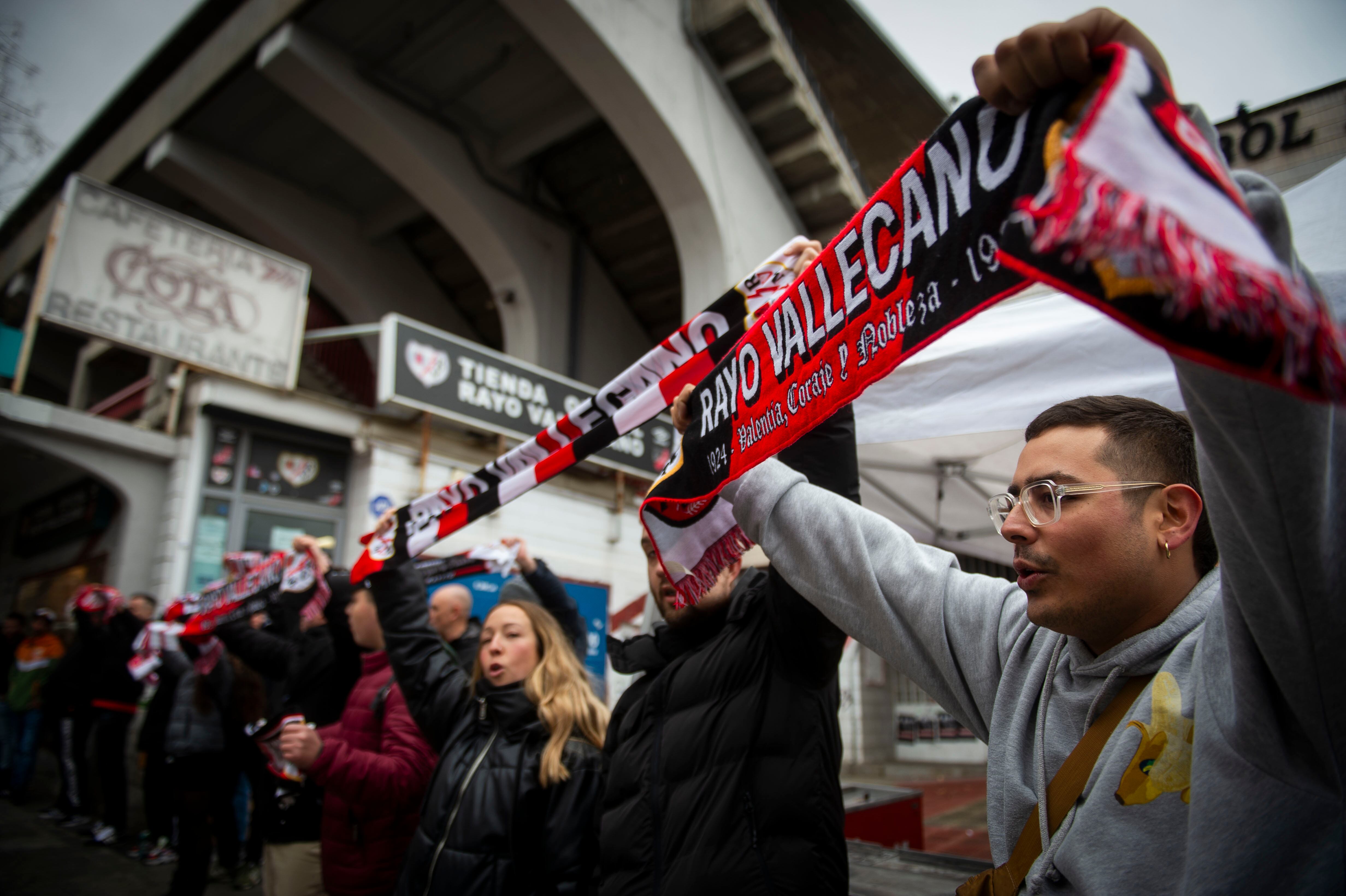 Afición del Rayo Vallecano realiza acción en el Estadio de Vallecas en contra el posible traslado del estadio.