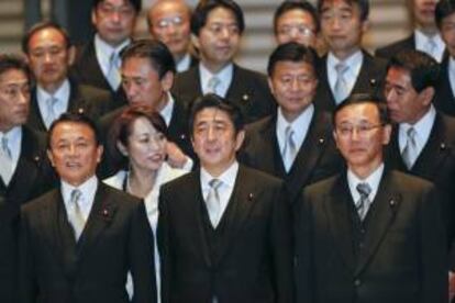 El nuevo primer ministro japonés, Shinzo Abe (c), posa para una foto oficial en el Palacio Imperial junto al ex primer ministro y nuevo ministro de Finanzas Taro Aso (izda), y al ministro de Justicia, Sadakazu Tanigaki (dcha), ayer en Tokio, Japón.