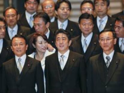 El nuevo primer ministro japonés, Shinzo Abe (c), posa para una foto oficial en el Palacio Imperial junto al ex primer ministro y nuevo ministro de Finanzas Taro Aso (izda), y al ministro de Justicia, Sadakazu Tanigaki (dcha), ayer en Tokio, Japón.